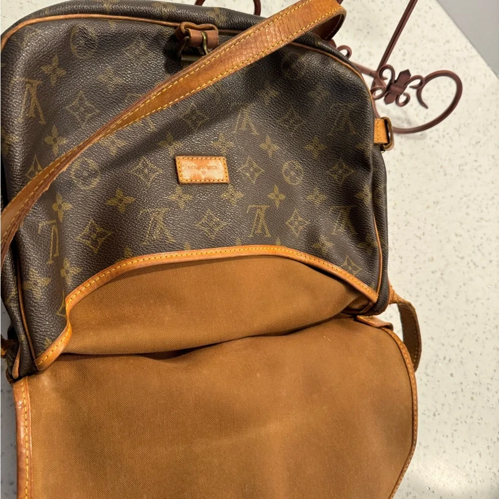 Louis Vuitton Purse - Picture 6 of 13
